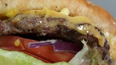 ウーピーゴールドバーガーの定番バーガーをデリバリー