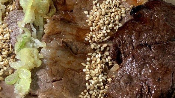 焼肉ライクの網焼き牛タン・カルビ・ハラミ弁当をデリバリーしてみた